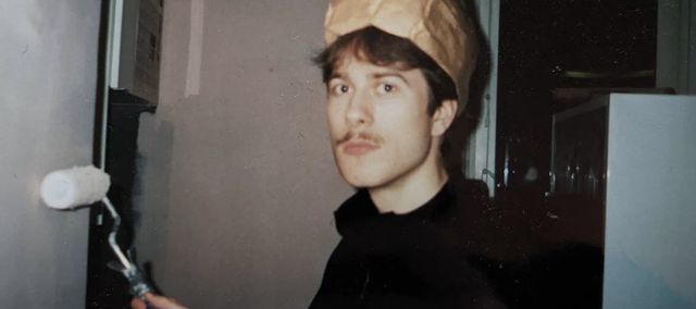 En bild på mig med kompostpåse på huvudet och roller i handen.