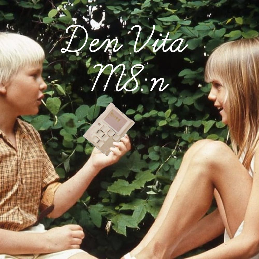 Fideli och Hampus från Den vita stenen tittar på varandra. Hampus håller i en vit Dirtywave M8 Tracker. Texten "Den Vita M8:an" står skrivet i kursiv stil.