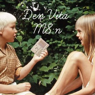 Fideli och Hampus från Den vita stenen tittar på varandra. Hampus håller i en vit Dirtywave M8 Tracker. Texten "Den Vita M8:an" står skrivet i kursiv stil.